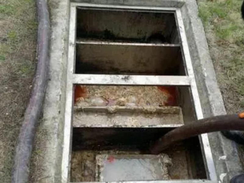 西流河镇隔油池清理