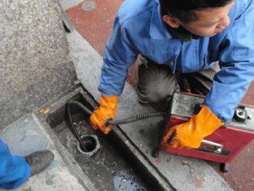 西流河镇疏通下水道