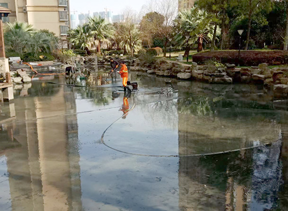 西流河镇景观池淤泥清理