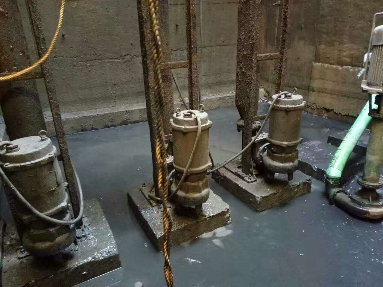 西流河镇污水池清理