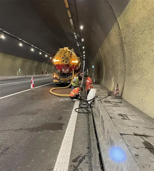 西流河镇隧道排水渠清淤